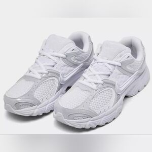 Women's Nike V5 RNR Sneakers/New in Box ( Missing Lid) White/ Silver Many Sizes